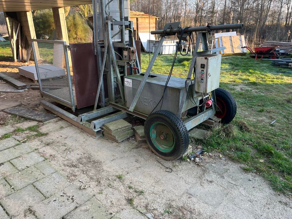 Bouwlift Neko 380v Betrouwbare en Robuuste Bouwlift, Doe-het-zelf en Verbouw, Bouwliften, Gebruikt, Bouwlift, Ophalen