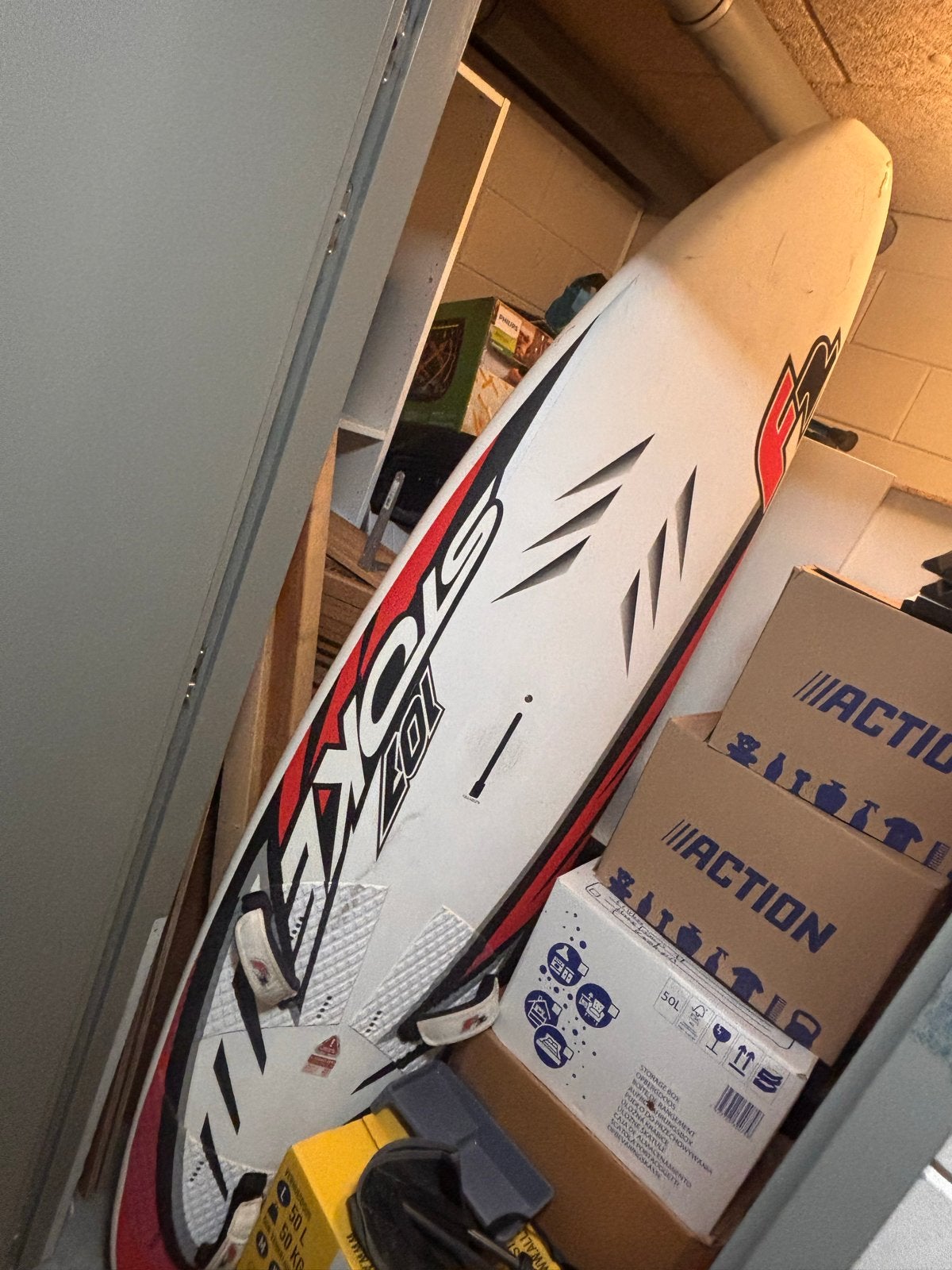 F2 Stoke 107 liter windsurfplank, Watersport en Boten, Windsurfen, Ophalen, Met voetbanden, Gebruikt, Minder dan 250 cm