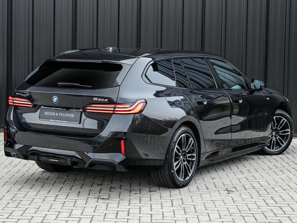 BMW 5-serie Touring 530e xDrive M-Sport | Shadow Line | Pano, Auto's, BMW, Automaat, Gebruikt, 4 cilinders, 135 min