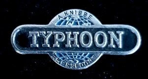 Typhoon A.Knibbe Amersfoort speld, Verzamelen, Speldjes, Pins en Buttons, Verzenden, Nieuw, Transport, Speldje of Pin