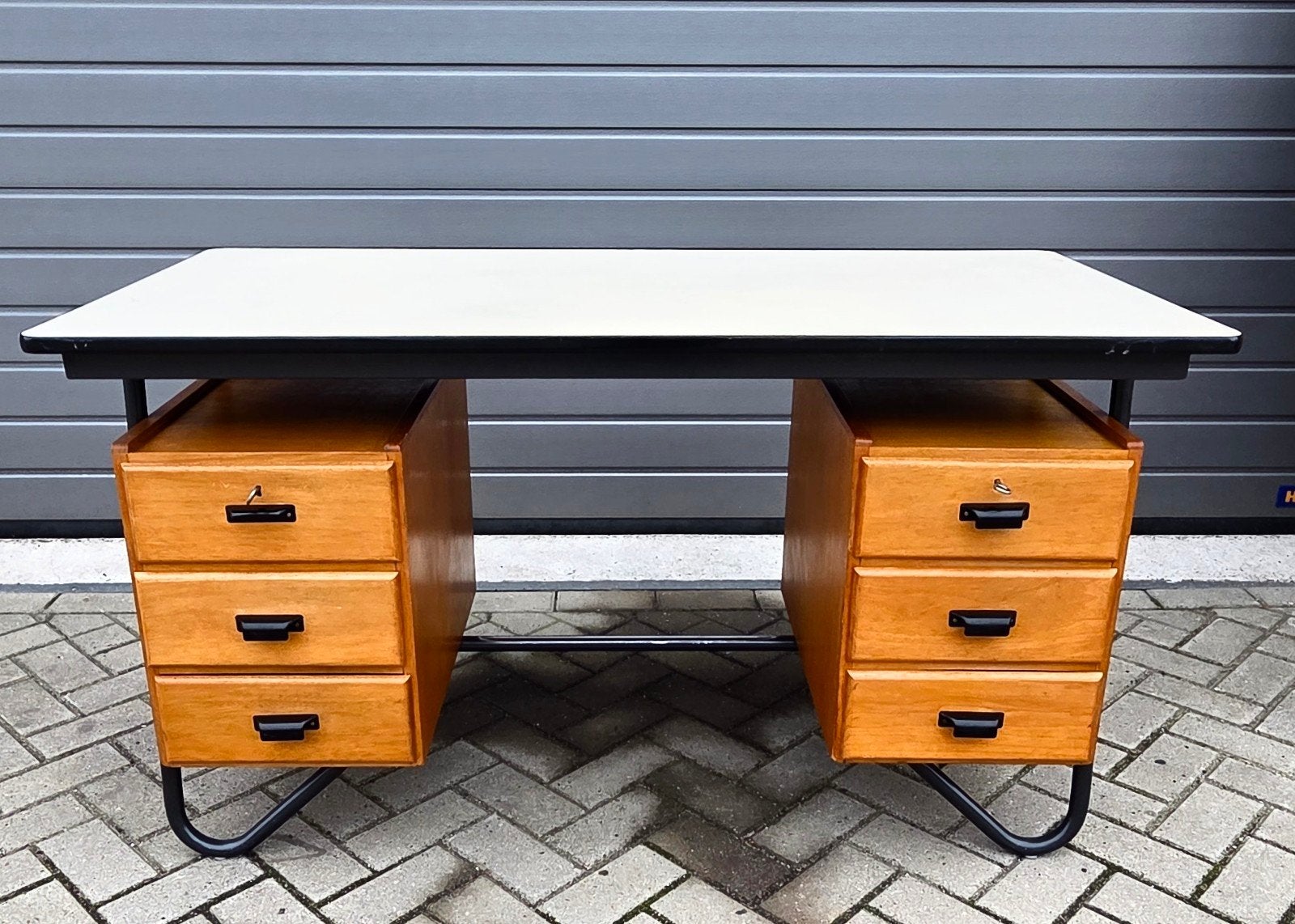 Bauhaus buusframe Bureau met Linoleum Blad, 2 lade blokken, Gebruikt, Vintage, Vintage, Ophalen of Verzenden