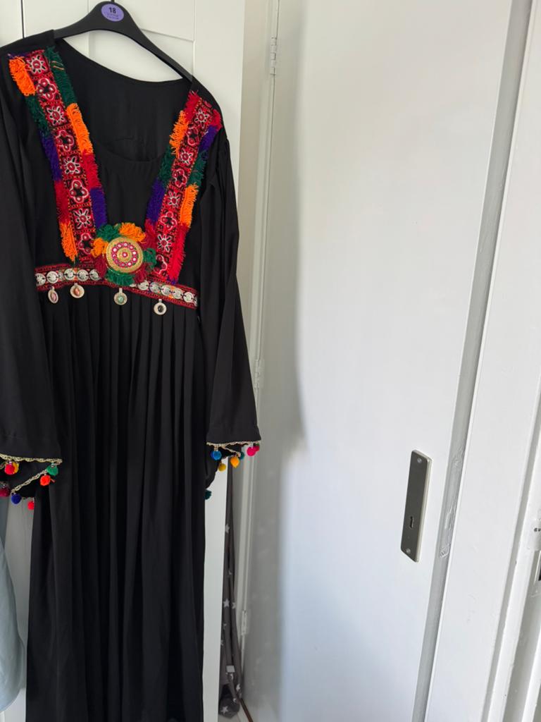 Zwarte lange jurk met borduursel (afghaans), Kleding | Dames, Gelegenheidskleding, Ophalen of Verzenden, Zo goed als nieuw, Zwart