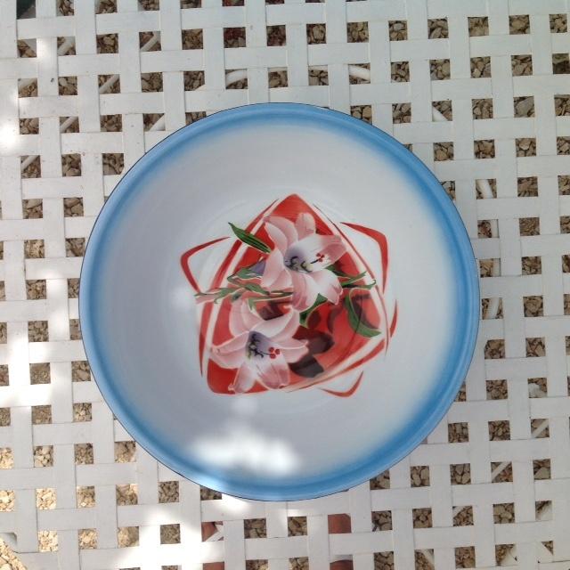 Witte emaille schaal met roze lelies en blauwe rand, Antiek en Kunst, Ophalen of Verzenden