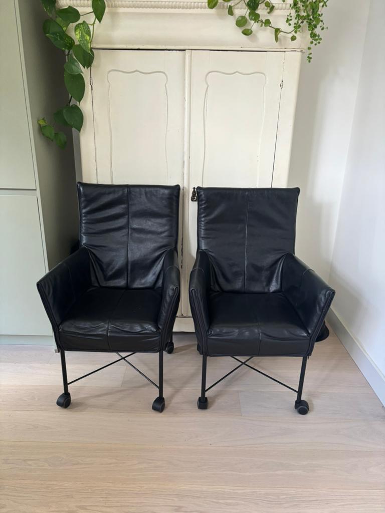 2x Montis Chaplin stoelen zwart leer & onderstel met wielen, Ophalen, Gebruikt, Twee, Zwart