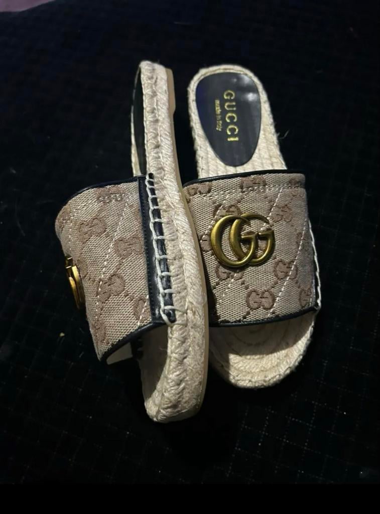 Gucci Slippers maat 37 espadrillezool, Kleding | Dames, Schoenen, Ophalen of Verzenden, Zo goed als nieuw, Bruin, Slippers