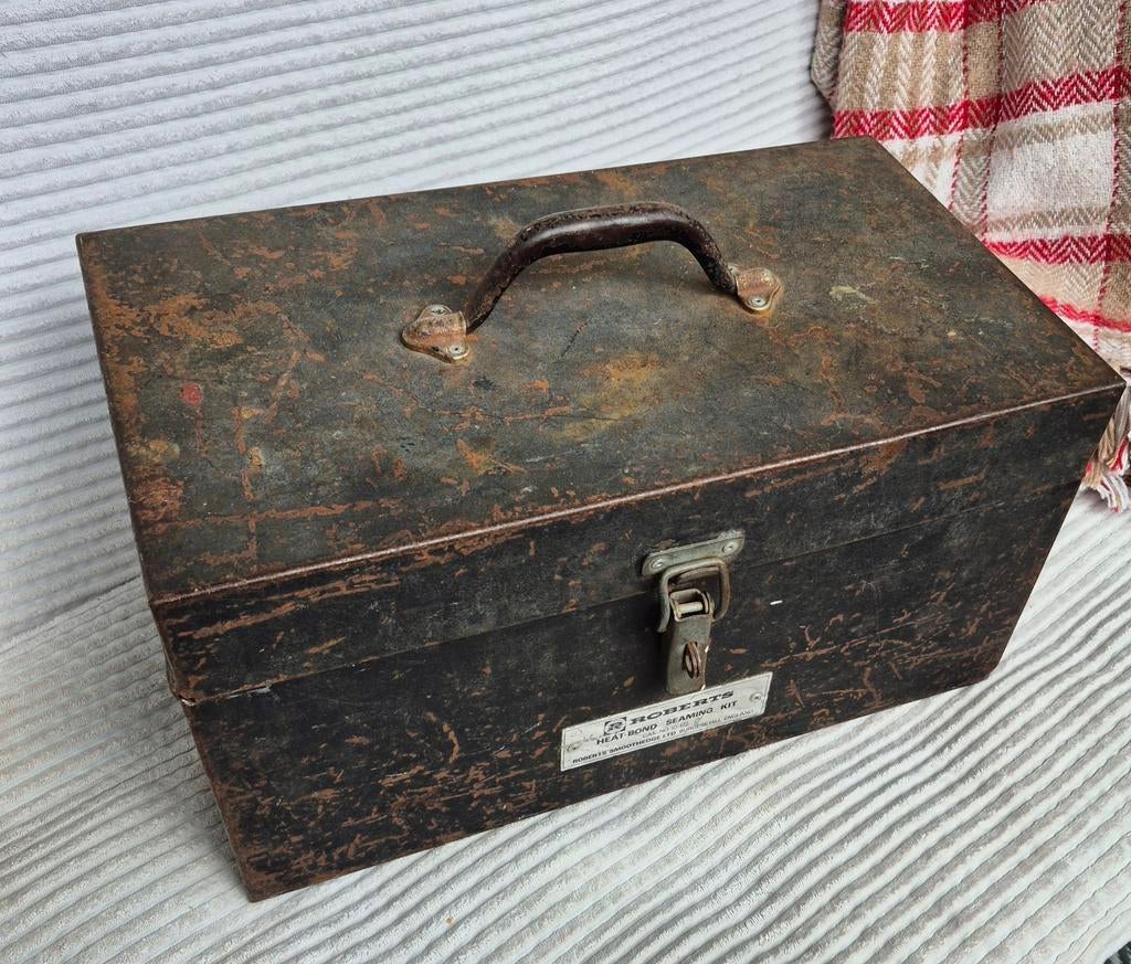 Vintage metalen gereedschapskist,Roberts seaming kit tapijt., Ophalen of Verzenden