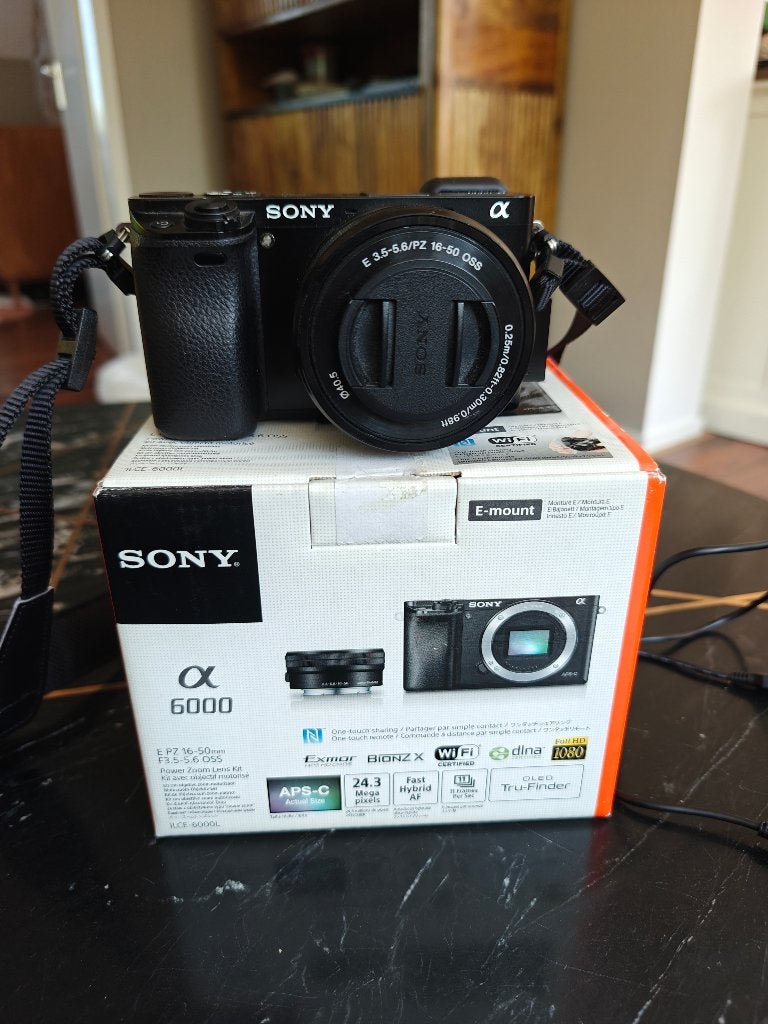 Sony a6000 met 2825 clicks!, Audio, Tv en Foto, Fotocamera's Digitaal, Kantelbaar/draaibaar scherm, Ophalen of Verzenden, Zo goed als nieuw