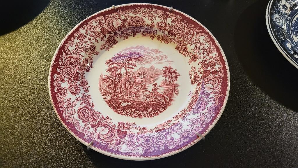 Amazone Petrus Regout rood doorsnede 23,5 cm met haarscheur, Antiek en Kunst, Antiek | Servies los, Ophalen of Verzenden