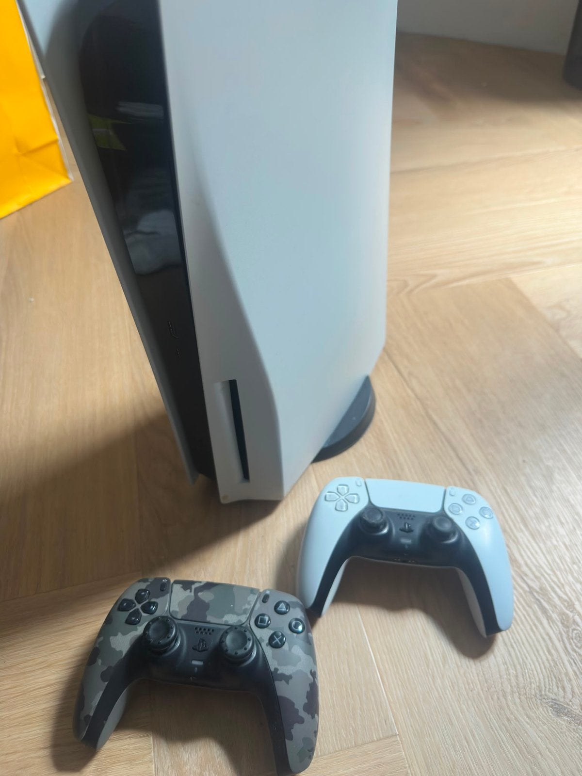 PlayStation 5 Disc met 2 controllers, 2 spelers, Ophalen of Verzenden, Zo goed als nieuw, Eén computer