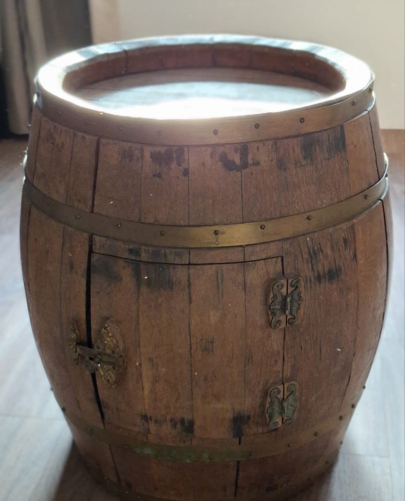 Antieke houten wijnvat zwaar / minibar met messing banden, Antiek en Kunst, Ophalen