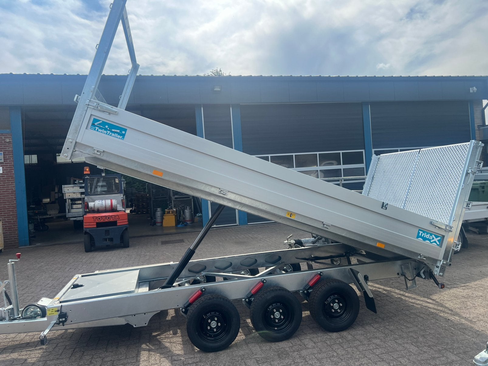 Demo Twin trailer, Ophalen