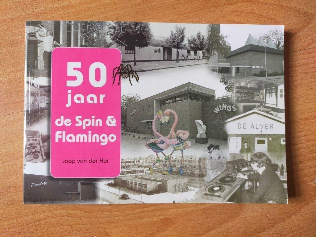 50 jaar De Spin en De Flamingo (2015), Boeken, Ophalen of Verzenden, 20e eeuw of later, Zo goed als nieuw