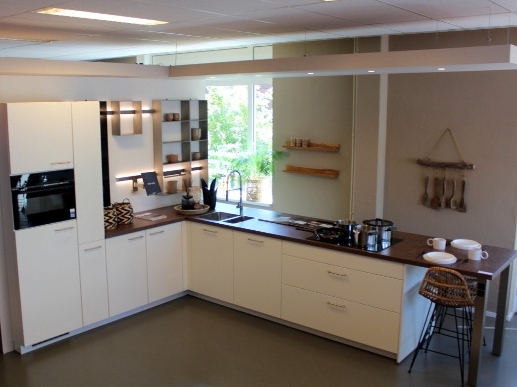 BP111 Nobilia eilandkeuken wit mat met Bosch apparatuur, Huis en Inrichting, Ophalen, Wit, Overige typen, Nobilia-Werke J. Stickling GmbH & Co. KG