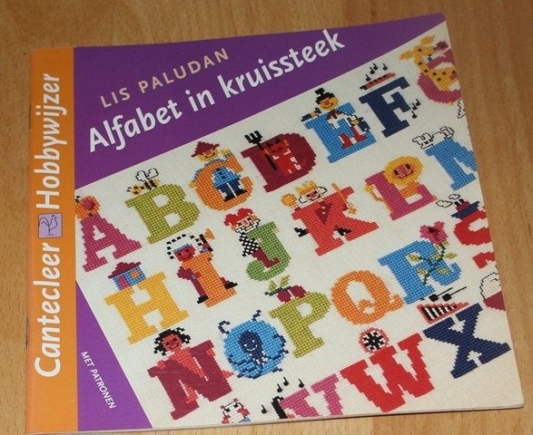 Alfabet in kruissteek chw 183, Ophalen of Verzenden, Zo goed als nieuw, Borduren en Naaien, Geschikt voor kinderen