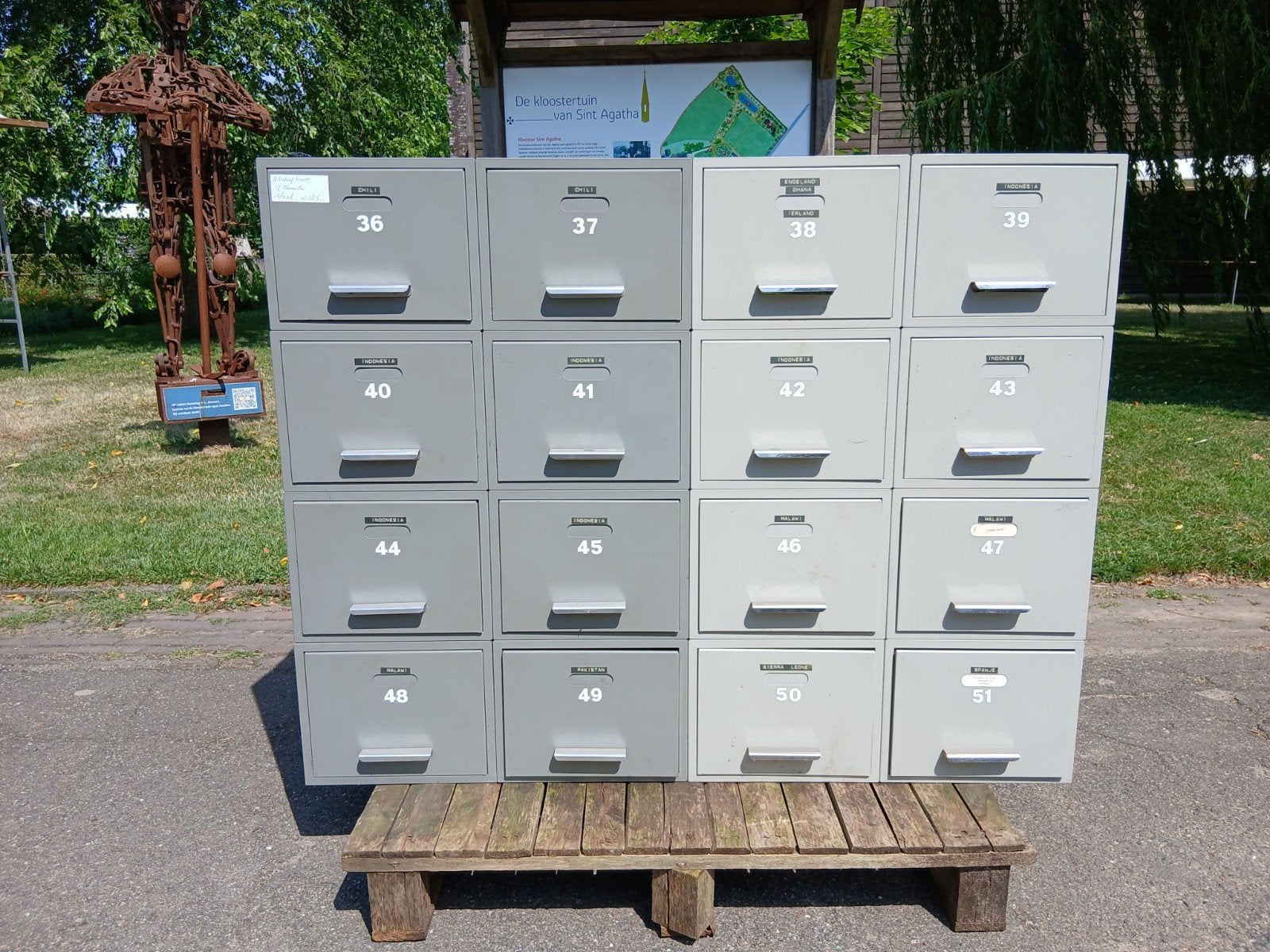 Metalen archiefkast met 16 laden., Ophalen