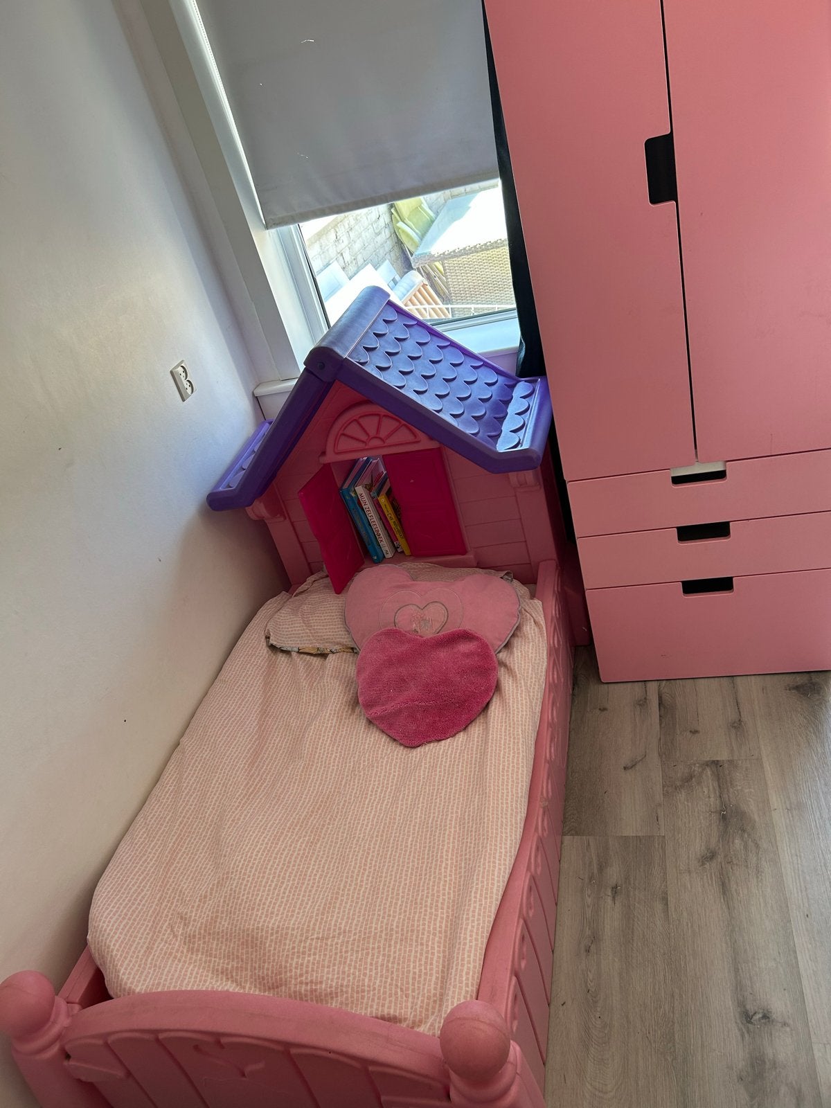 Roze kinderbed met huisje en kledingkast, Ophalen, Gebruikt, 70 tot 85 cm, Lattenbodem