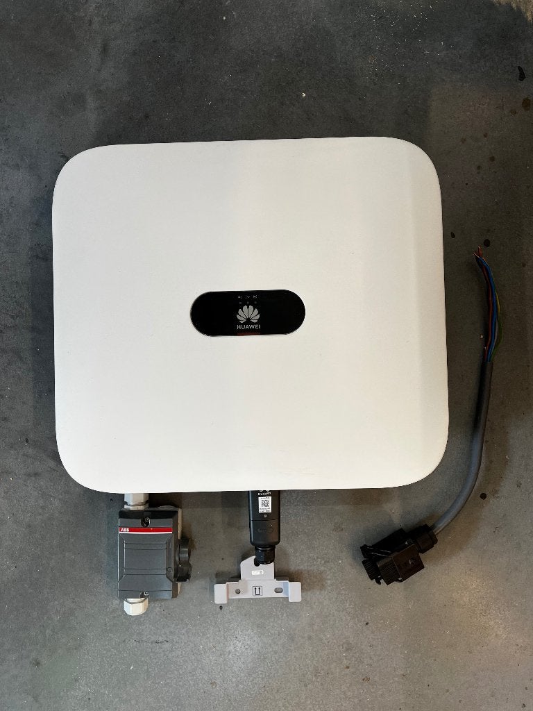 Huawei 10KTL 3 fase hybride omvormer met dongel, Doe-het-zelf en Verbouw, Zonnepanelen en Toebehoren, Ophalen, Zo goed als nieuw