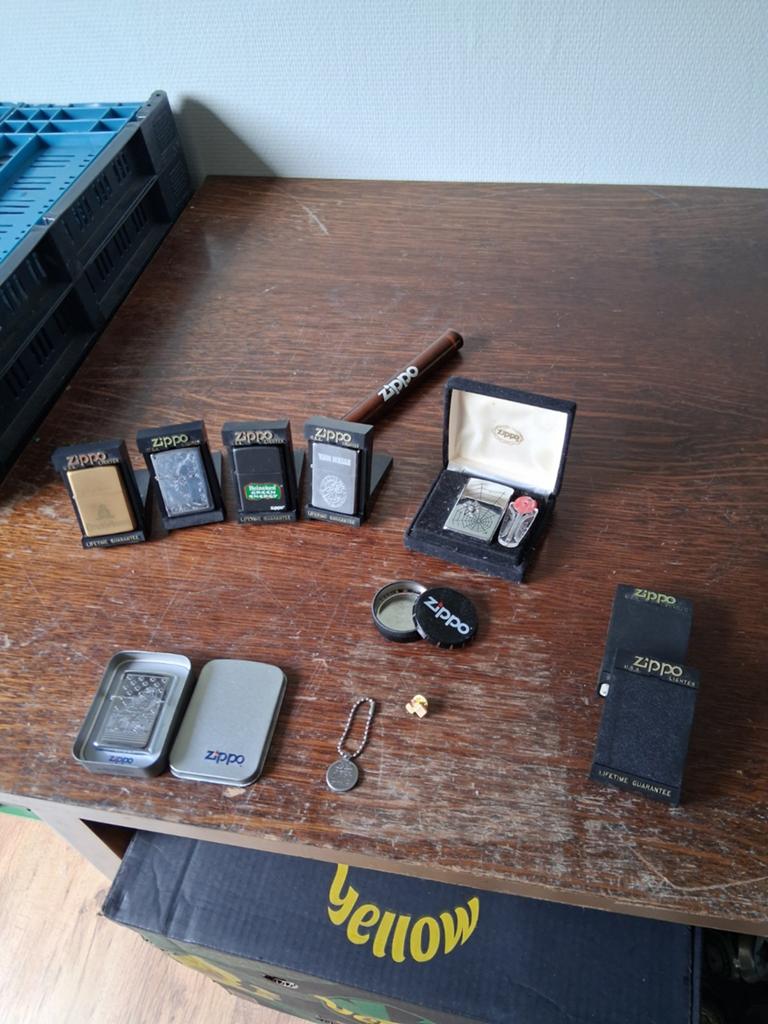 Zippo aanstekers en accessoires collectie, Verzamelen, Rookartikelen, Aanstekers en Luciferdoosjes, Ophalen of Verzenden, Zo goed als nieuw