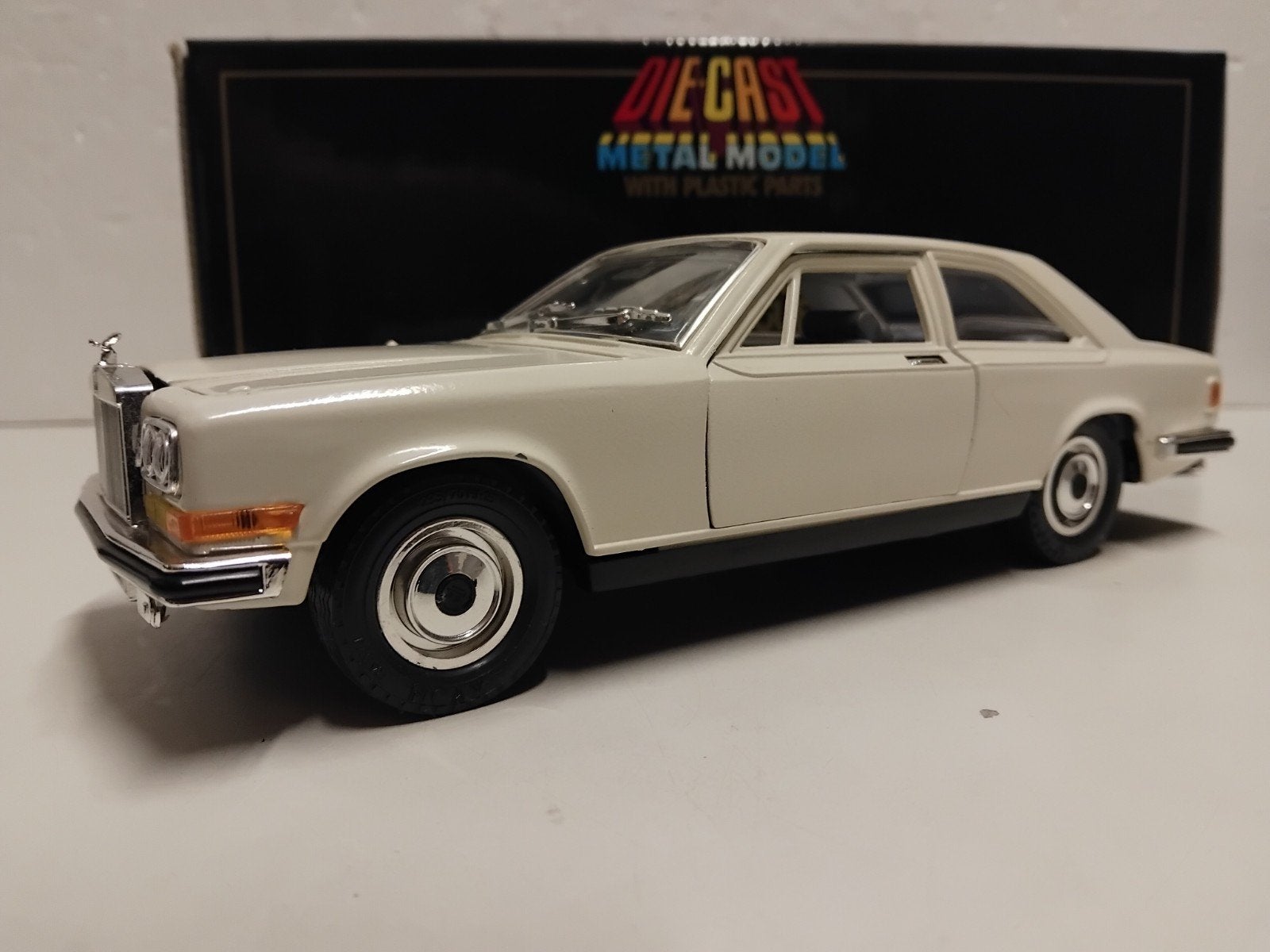 Rolls Royce Camargue creme of zilver Bburago 1:18 KRD, Ophalen of Verzenden, Zo goed als nieuw, Auto, Bburago