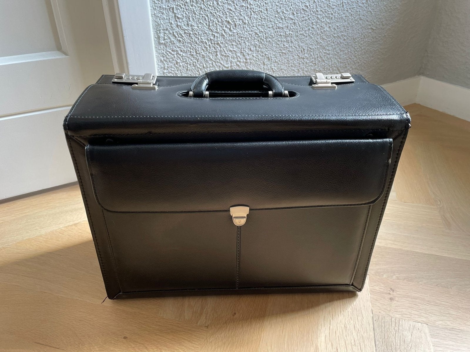 Leren pilotenkoffer met twee cijfersloten, Ophalen, Gebruikt, 45 tot 55 cm, Slot