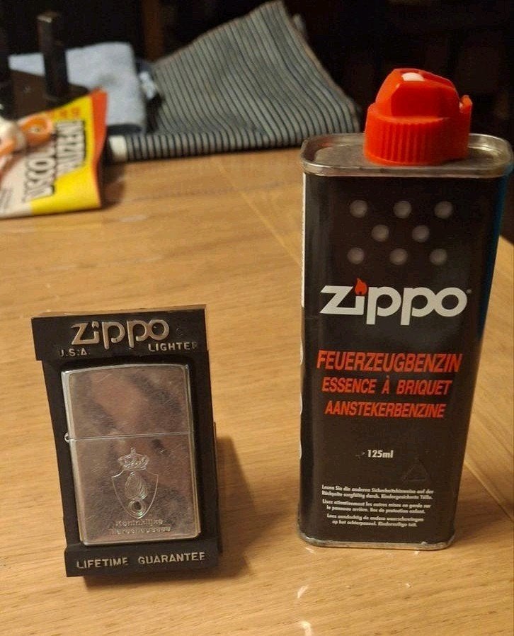 Zippo 1999 Koninklijke Marechaussee met display en benzine, Ophalen, Gebruikt, Aansteker