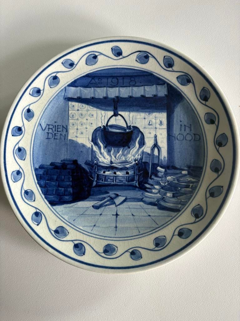 Antiek Delfts Blauw Gedenkbord 1918 Vrienden in Nood, Antiek en Kunst, Antiek | Wandborden en Tegels, Ophalen of Verzenden
