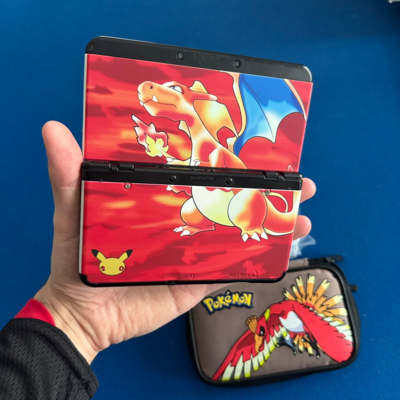 New Nintendo 3DS Charizard Plates Pokemon 64 GB SD kaart +, Spelcomputers en Games, Spelcomputers | Nintendo 2DS en 3DS, Zwart