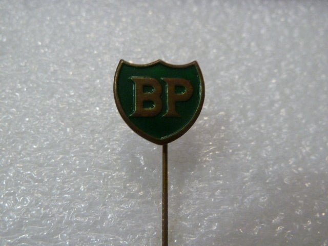 Vintage BP Speldje/Pin - Groen met Gouden Letters, Ophalen of Verzenden, Gebruikt, Merk, Speldje of Pin