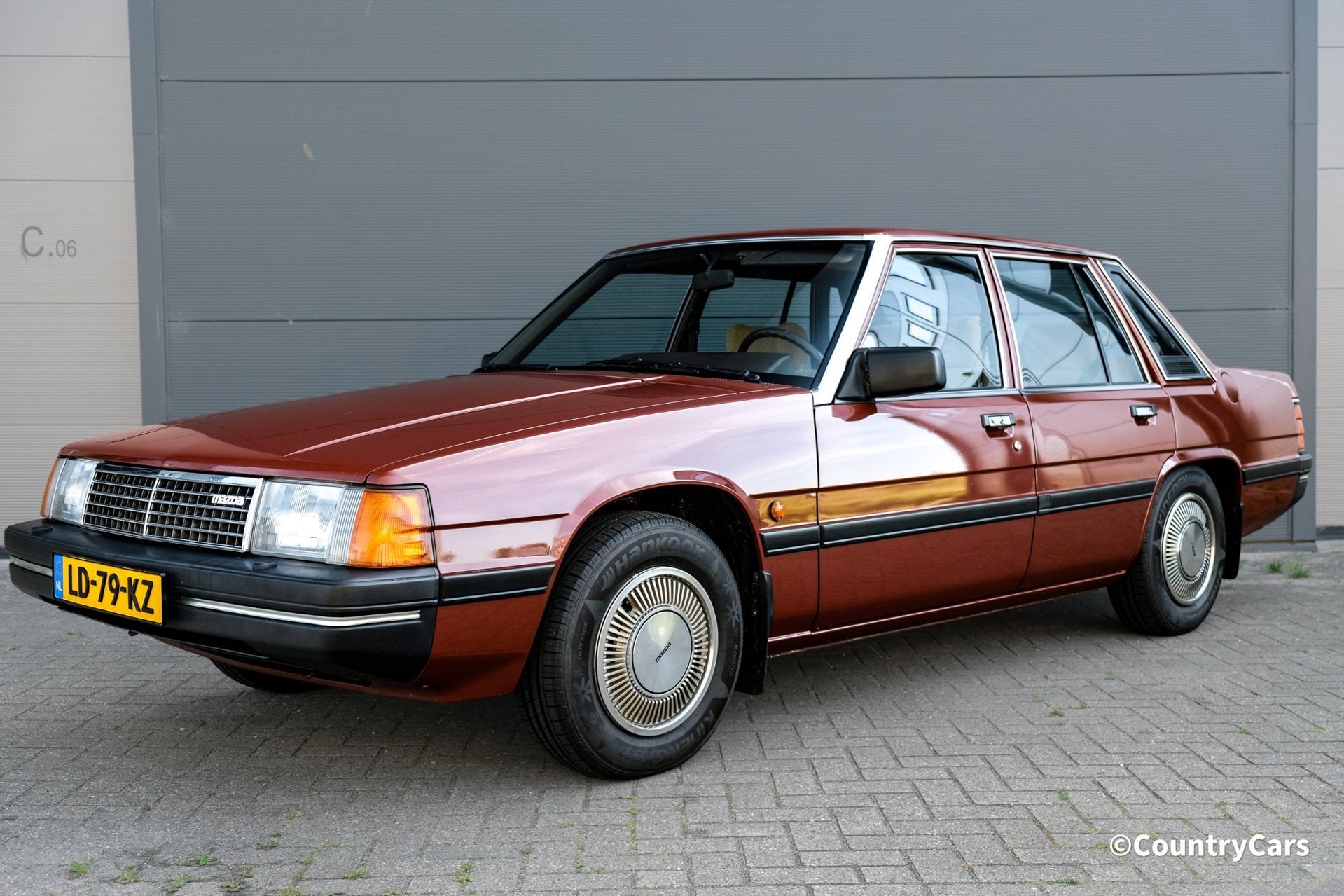 Mazda 929 2.0 Sedan Orig NL Unieke Historie Verzamelaarstaat, Auto's, Stof, Gebruikt, Bruin, 4 stoelen