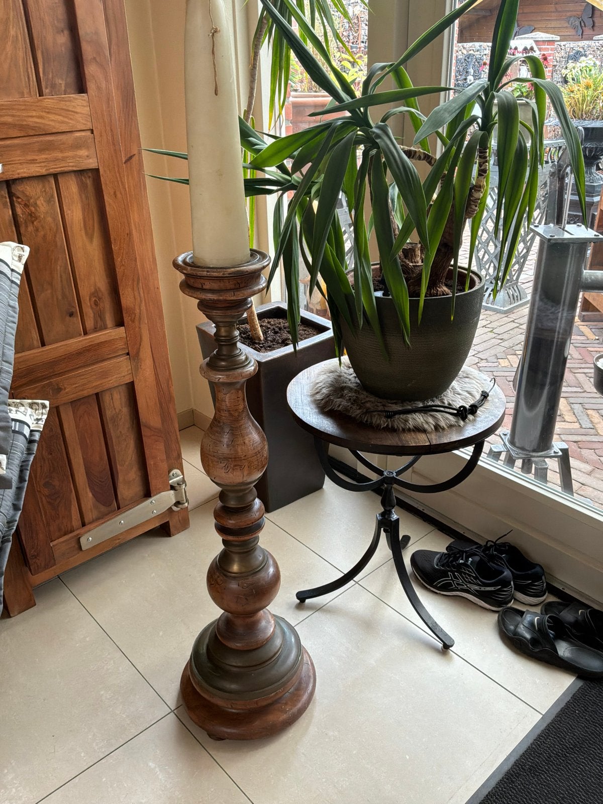 Antieke houten kerk kandelaar met messing accenten, Ophalen, Koper of Brons
