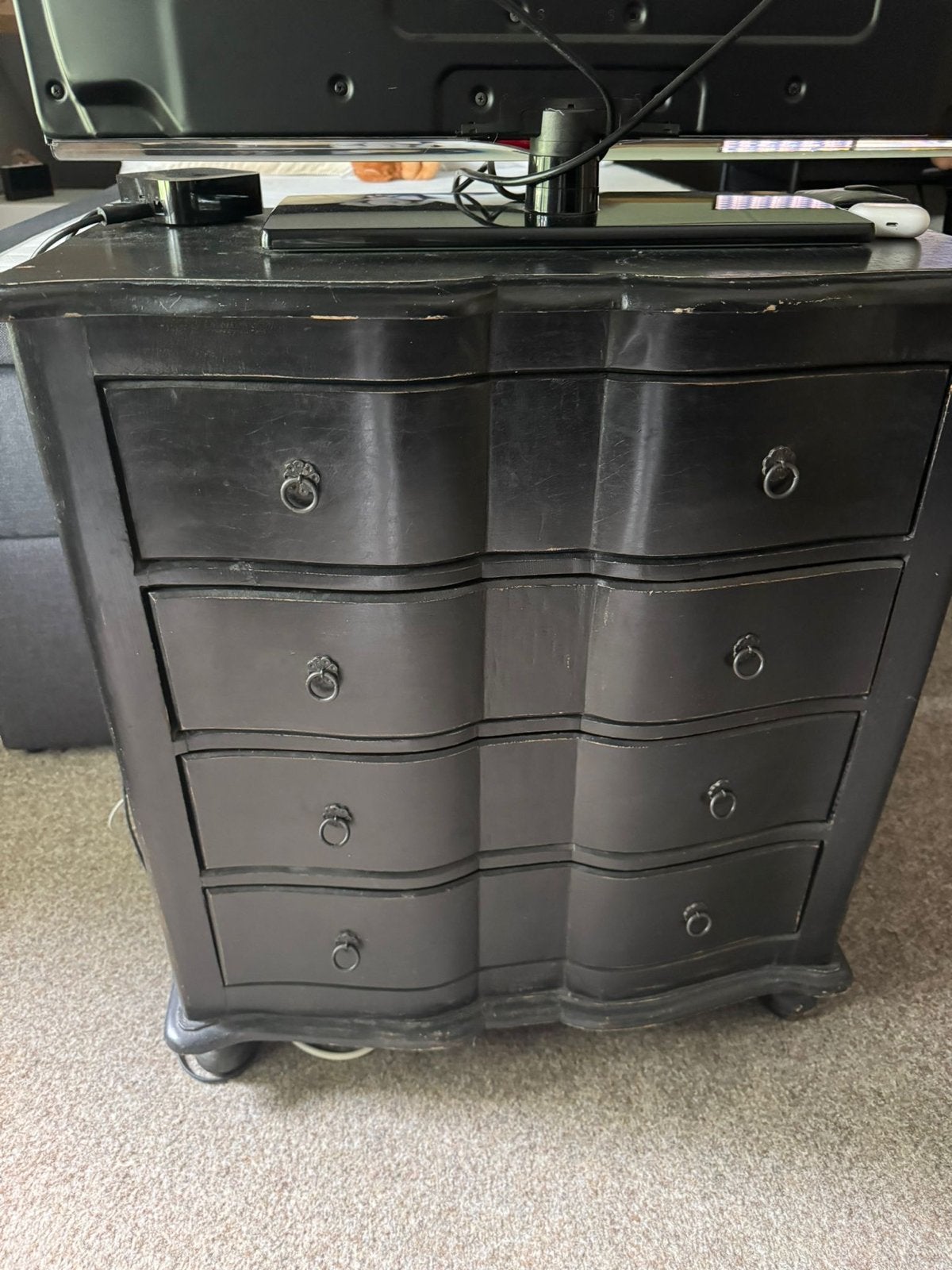 Zwart buikkastje met 4 lades en Franse details - Opknapper, Huis en Inrichting, Ophalen, Minder dan 50 cm, Gebruikt, Met lade(s)