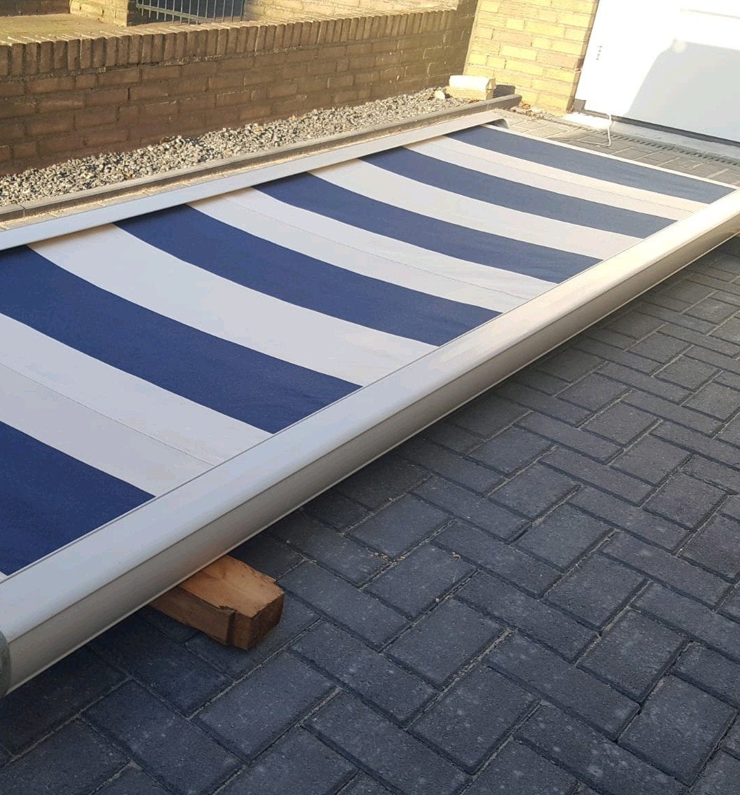450 brd elektrisch BRUSTOR plafondmontage balkon zonnescherm, Tuin en Terras, Zonneschermen, 450 cm of meer, Elektrisch, Ophalen of Verzenden