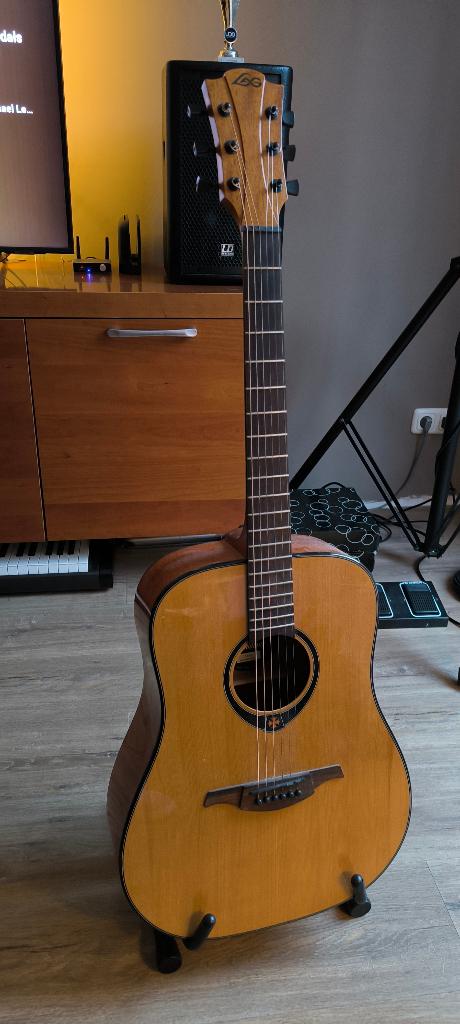 LAG Tramontane akoestische gitaar + tas + statief + capo, Muziek en Instrumenten, Ophalen, Zo goed als nieuw, Western- of Steelstringgitaar