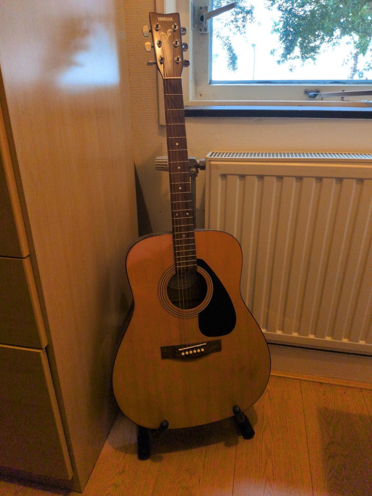 Yamaha F310 Western gitaar + Standaard, Muziek en Instrumenten, Ophalen, Zo goed als nieuw, Western- of Steelstringgitaar