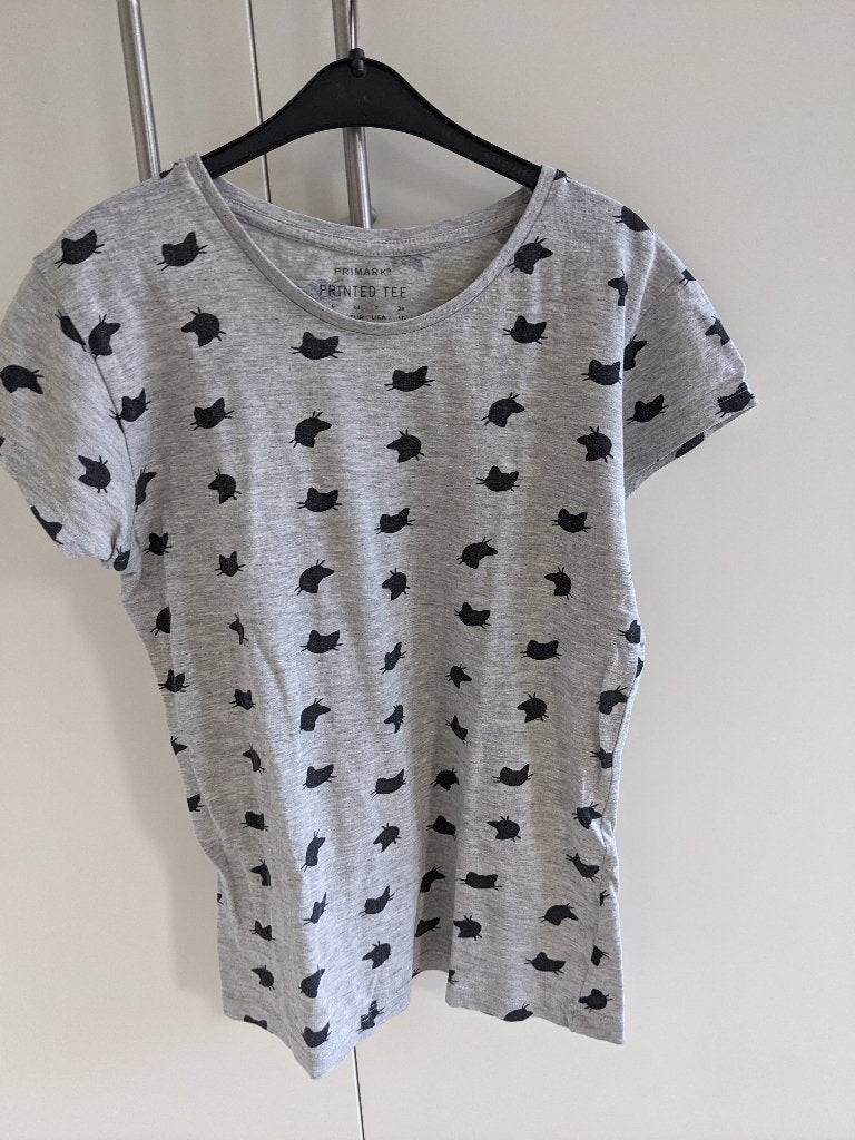 Grijs shirt met zwarte katten (34), Kleding | Dames, Primark, Ophalen of Verzenden, Korte mouw, Maat 34 (XS) of kleiner