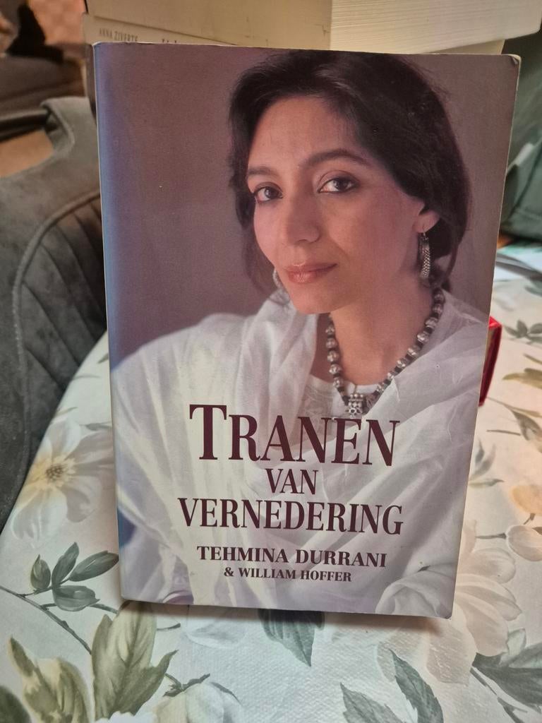 Tranen van Vernedering - Tehmina Durrani, Ophalen of Verzenden, Gelezen, Tehmina Durrani & William Hoffer, Politiek