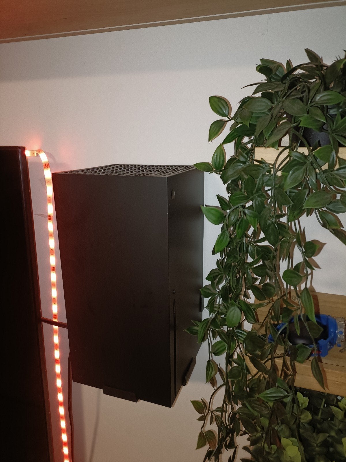 Foto 3 van Xbox Series X met twee controllers