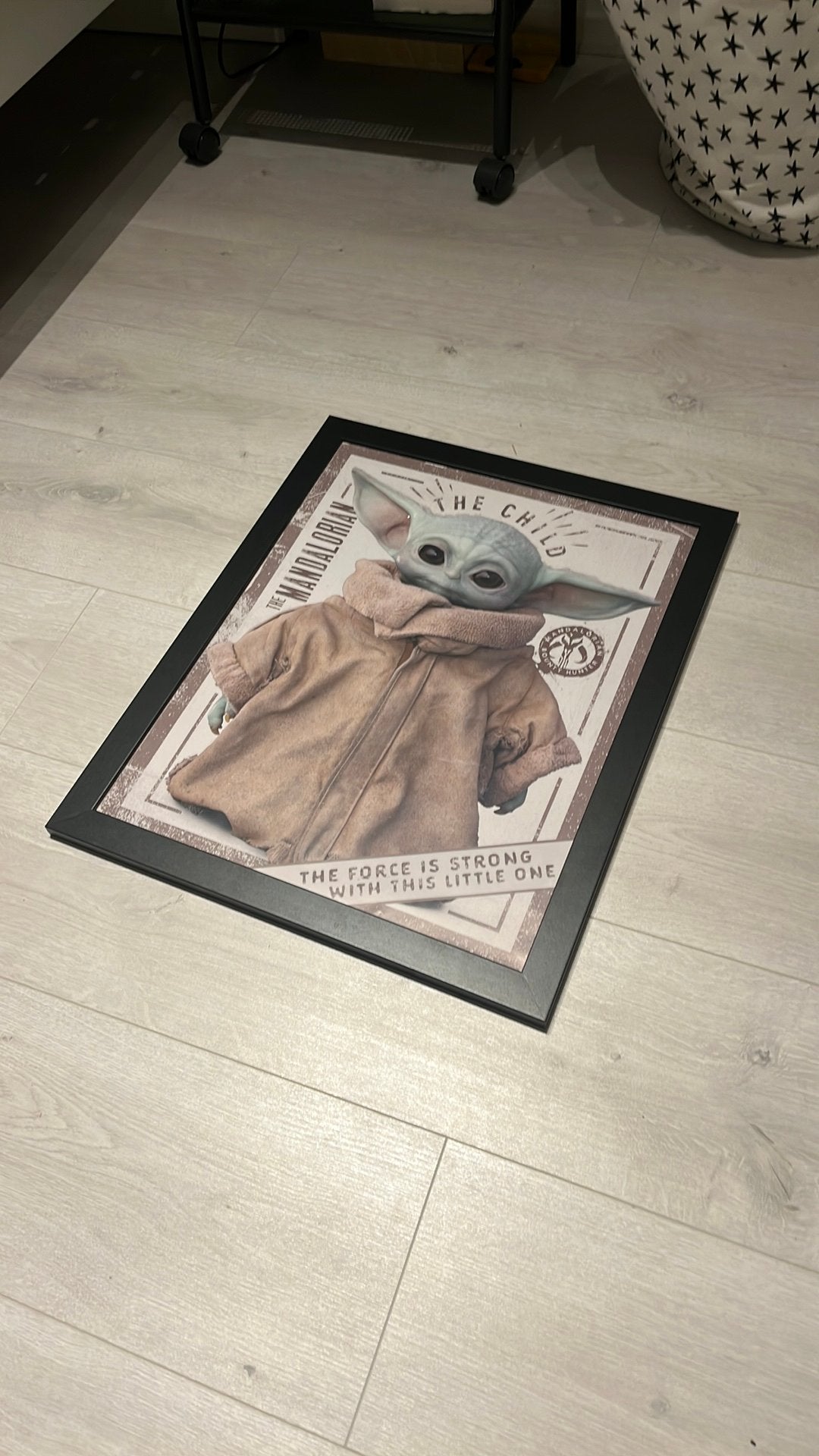 55x45 Baby Yoda The Mandalorian ingelijste poster, Ophalen of Verzenden, Zo goed als nieuw, Foto of Poster, Minder dan 50 cm