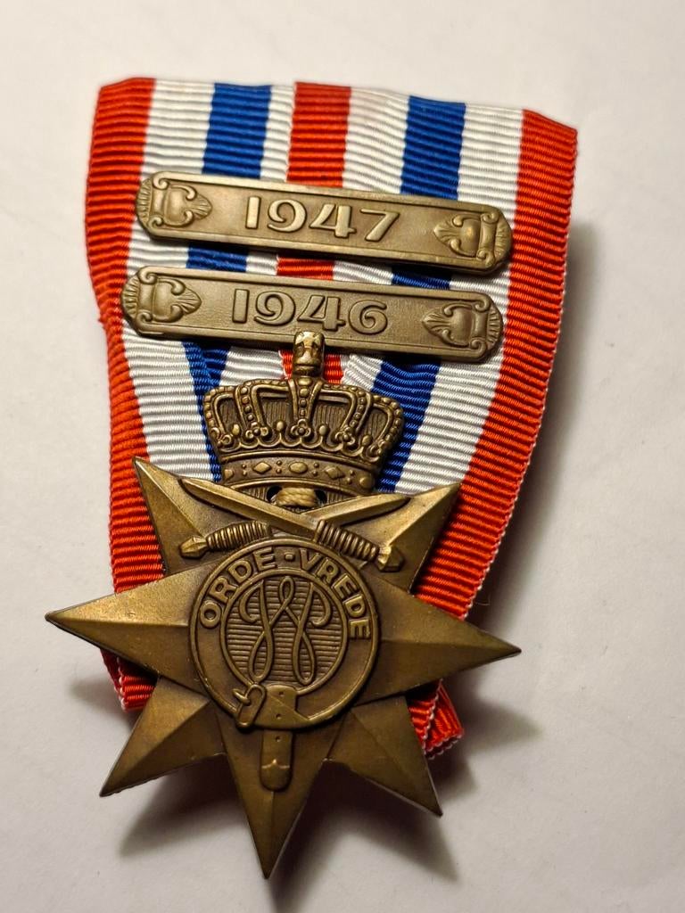 Orde en Vrede kruis met gespen "1946-1947", Ophalen of Verzenden, Landmacht, Nederland, Lintje, Medaille of Wings