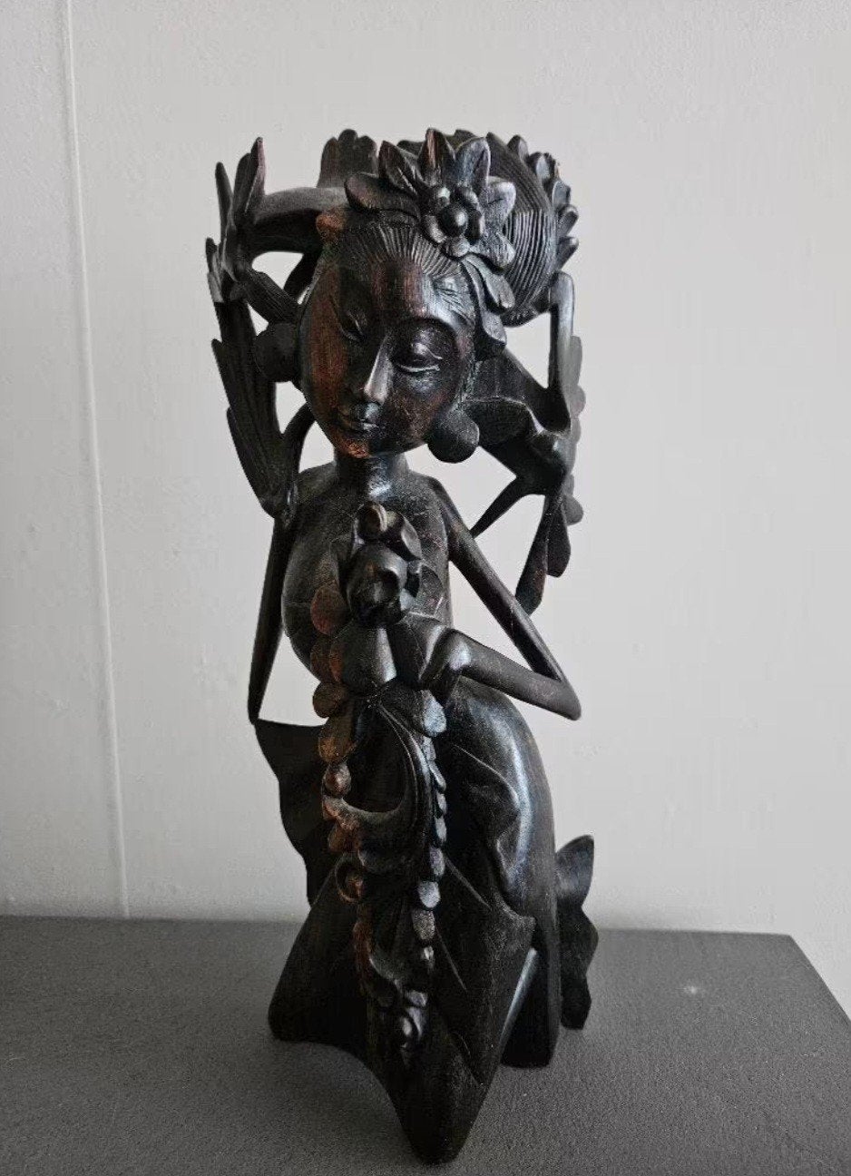 Indonesische godin met lotusbloem in hand, Ophalen of Verzenden