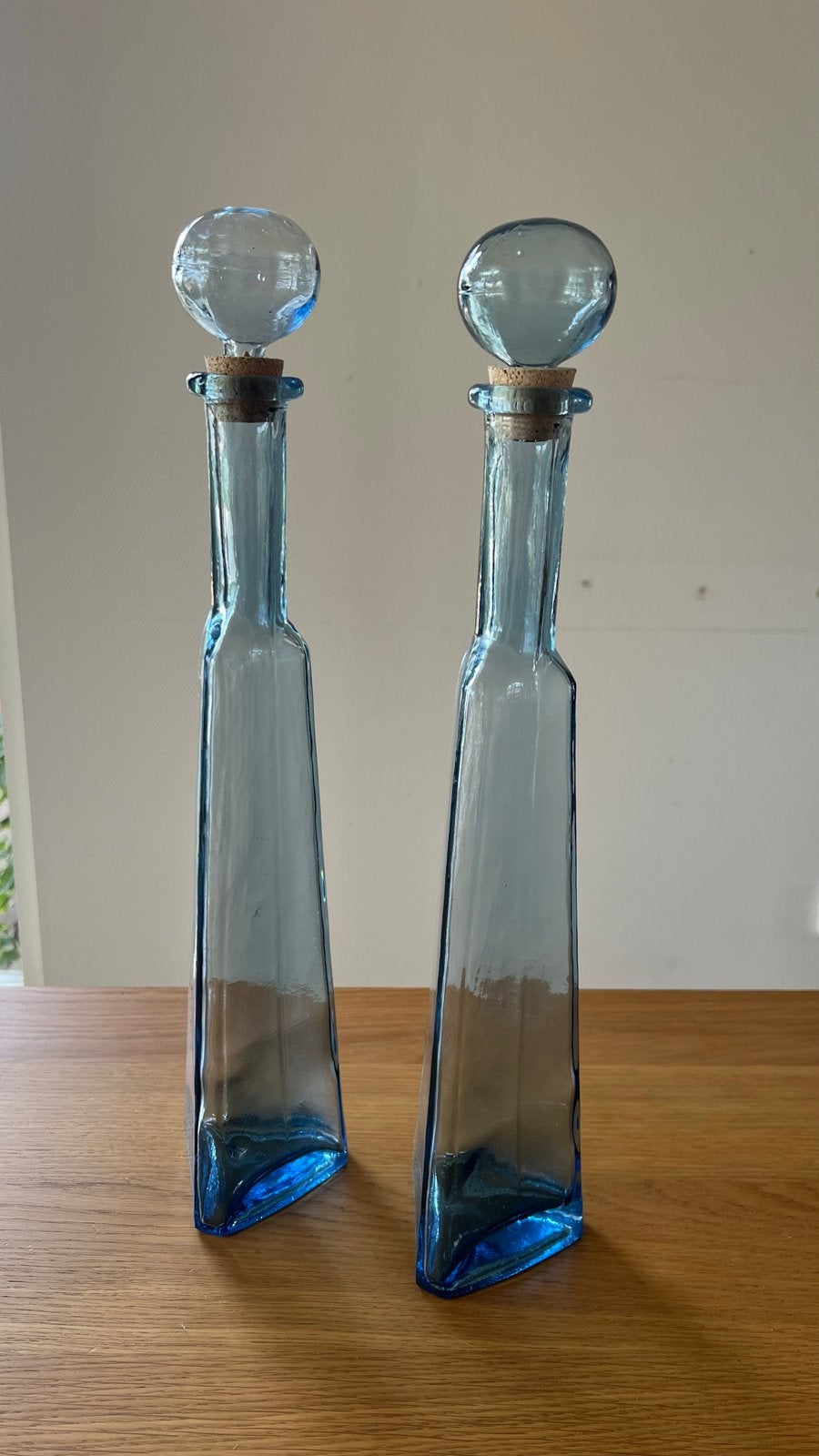 2 blauwe glazen flessen met kurk en bol (40 cm), Ophalen