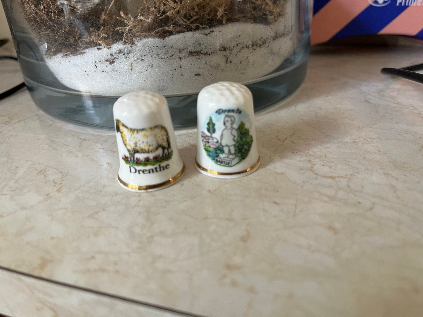 Twee vingerhoedjes Drenthe, Verzamelen, Ophalen of Verzenden, Zo goed als nieuw, Porselein, Nederland