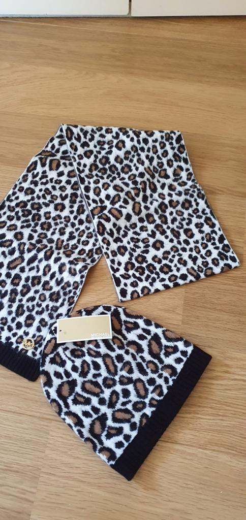NIEUW MICHAEL KORS SET van SJAAL en MUTS...in cadeaudoos!, Kleding | Dames, Mutsen, Sjaals en Handschoenen, Ophalen of Verzenden