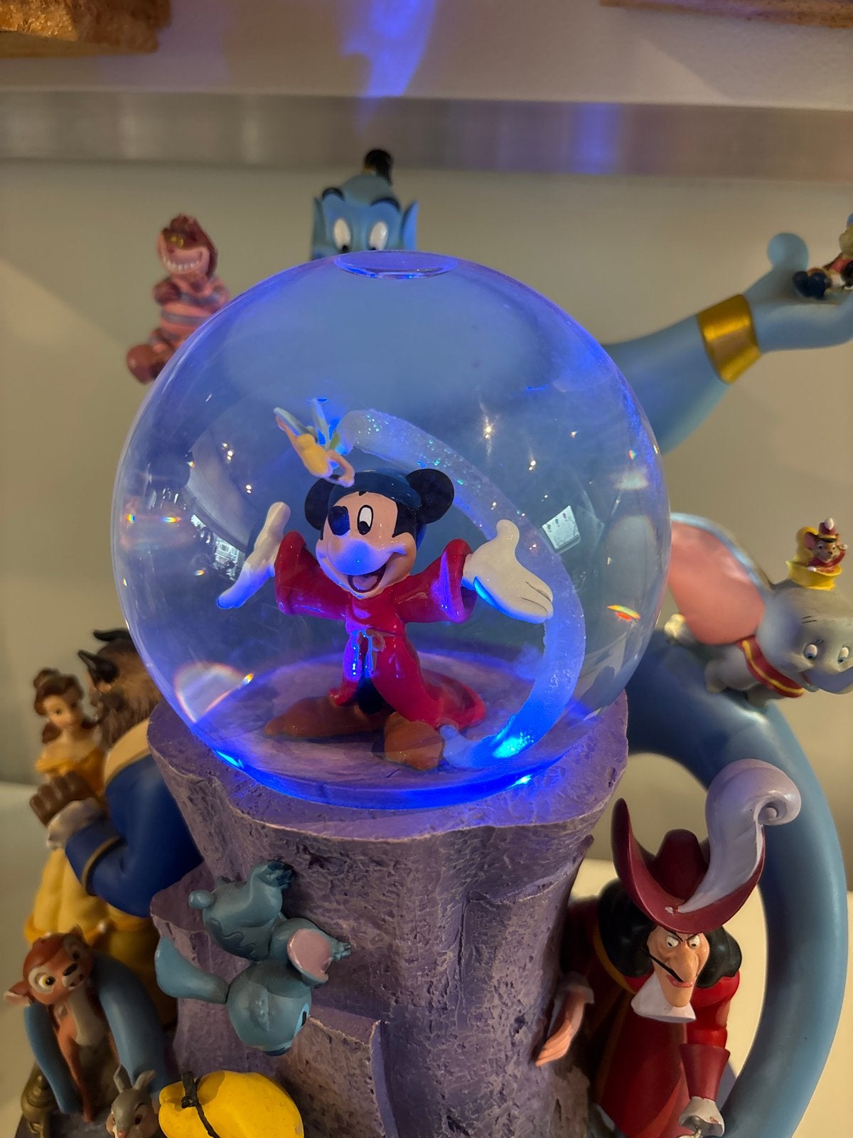 Disneystore snowglobe met diverse Disney figuren, Verzamelen, Ophalen, Overige figuren, Gebruikt, Beeldje of Figuurtje