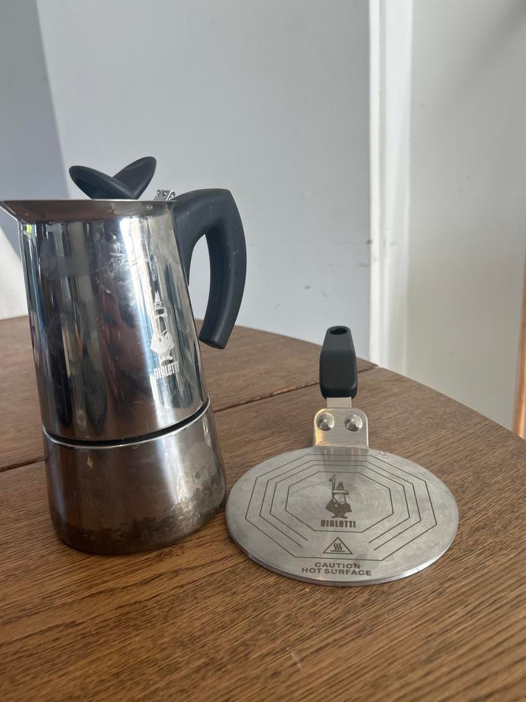 Bialetti Moka Express met inductie adapter, Gebruikt, Koffiemachine, Gemalen koffie, Ophalen of Verzenden