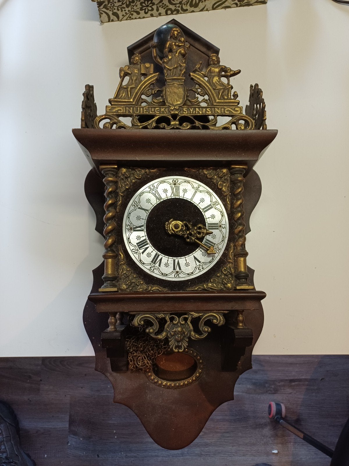 Zaanse binnen slinger klok met Messing Ornamenten, Antiek en Kunst, Ophalen of Verzenden