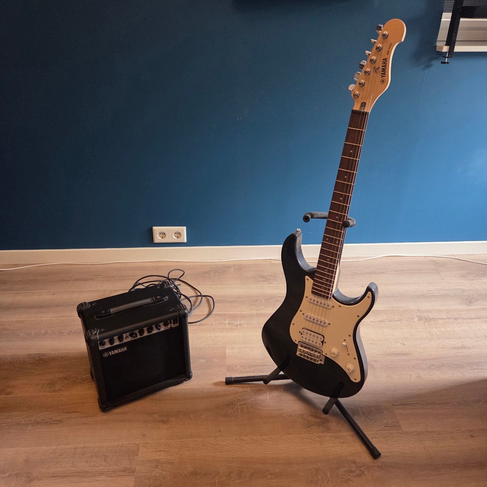 elektrische gitaar linkshandig  met versterker en standaard, Muziek en Instrumenten, Snaarinstrumenten | Gitaren | Elektrisch