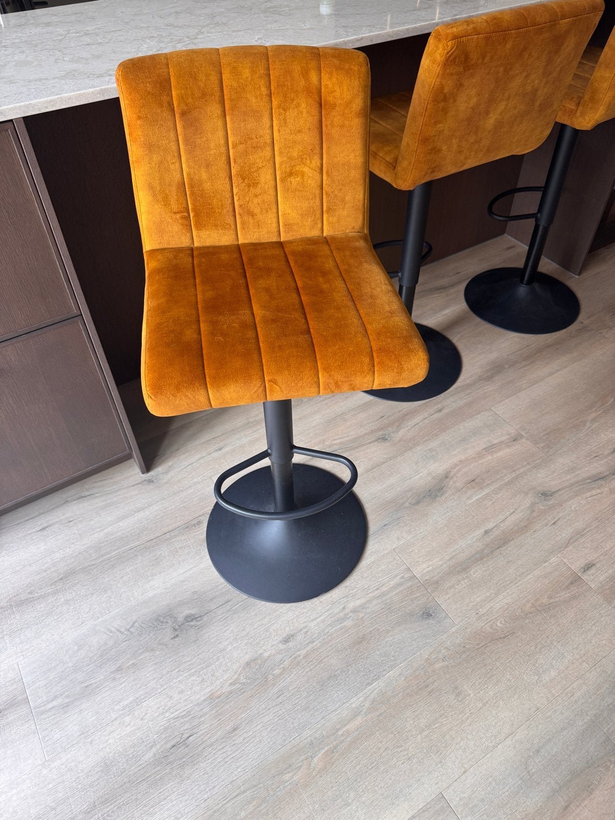Set van 3 verstelbare barkrukken met fluwelen bekleding, Ophalen, In hoogte verstelbaar, Zo goed als nieuw, 90 cm of meer