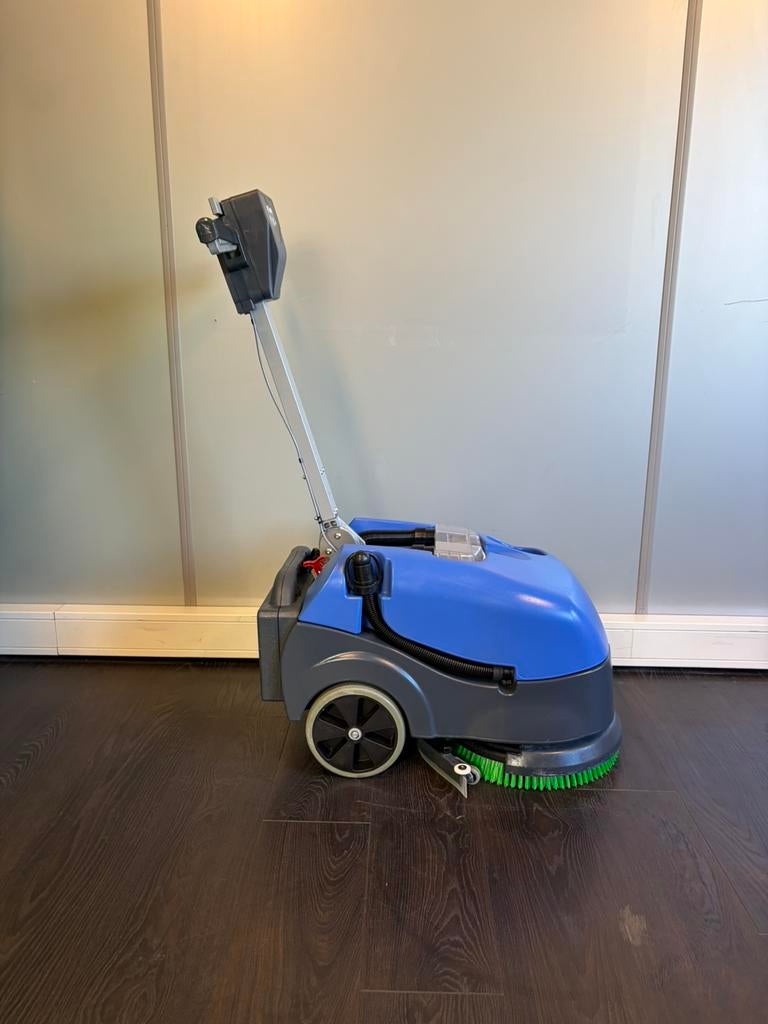 Compacte schrobmachine | Numatic | Nieuwe accu, Doe-het-zelf en Verbouw, Reinigingsmachines, Ophalen of Verzenden, Gebruikt, Schrobmachine