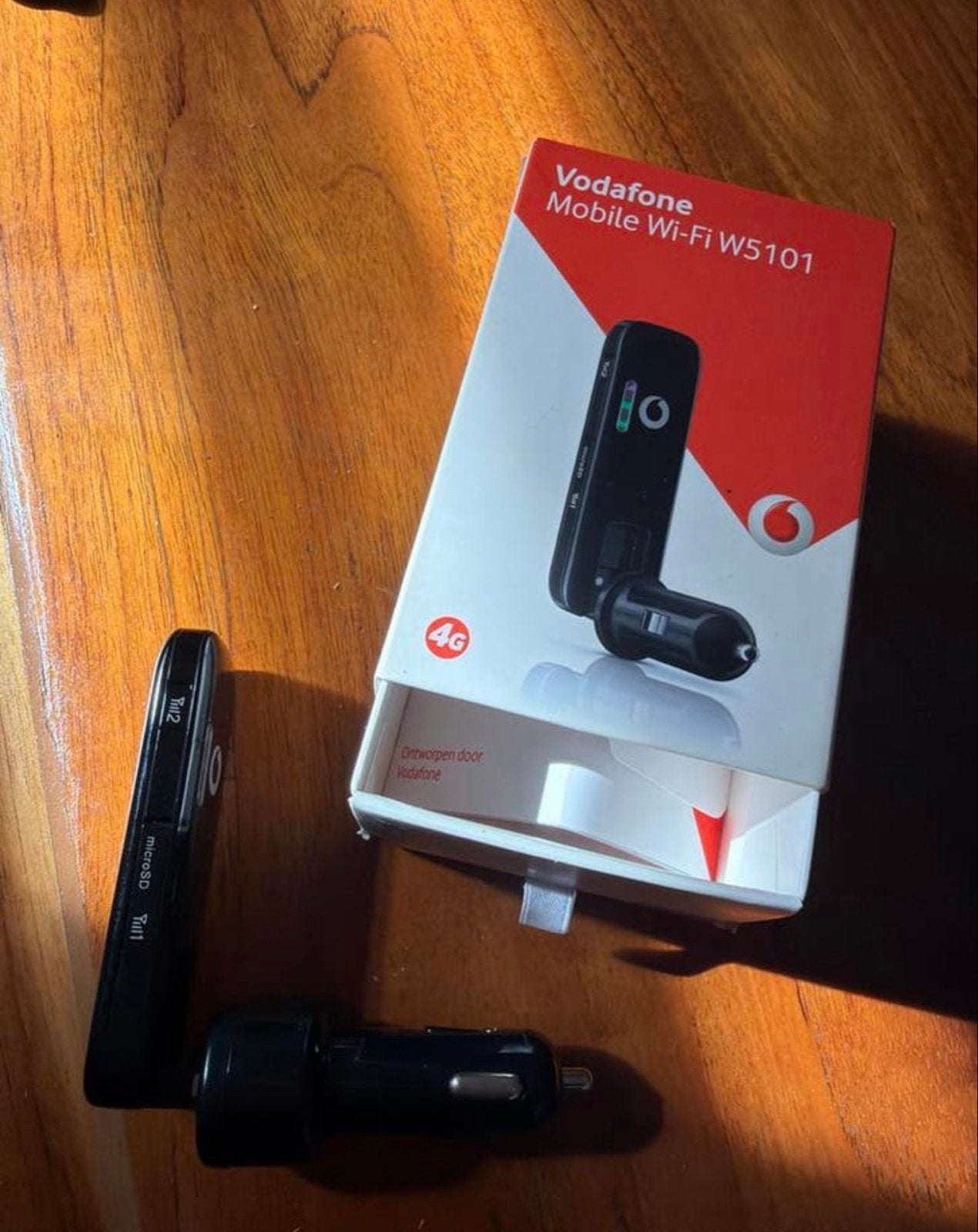 Vodafone Mobile Wi-Fi W5101 4G USB-modem met autolader, Ophalen of Verzenden, Zo goed als nieuw